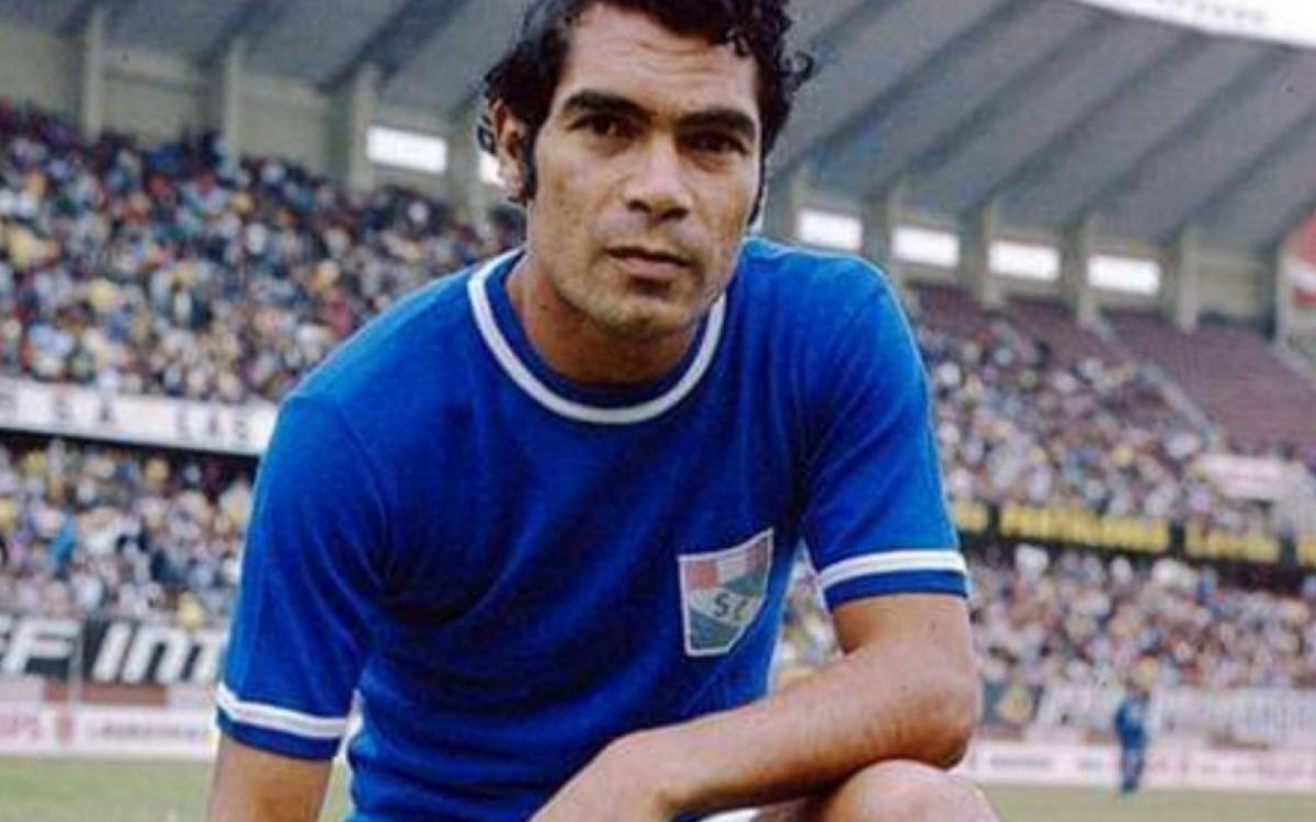A parte mais trágica da história recaiu sobre o jogador peruano Orlando de la Torre (foto), da seleção nacional e do Sporting Cristal. Em Lima, a mãe dele teve um infarto fulminante ao ver pela TV o filho apanhando de dois jogadores argentinos. De la Torre foi retirado da cadeia por um dirigente peruano e embarcou para o Peru para receber a trágica notícia na manhã seguinte.