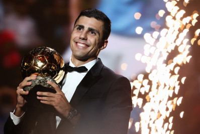 Vídeo: Rodri comemora Bola de Ouro com companheiros de Manchester City