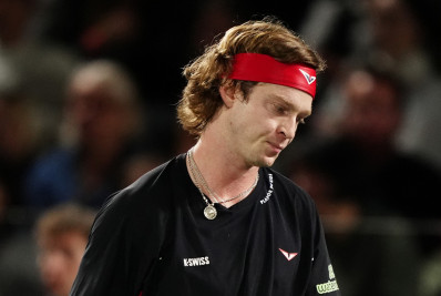 Vídeo! Tenista se irrita e bate nas próprias pernas com raquete no Masters de Paris