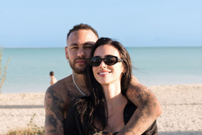 Bruna Biancardi se declara para Neymar em foto na praia: 'Amo você'