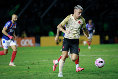 Depois de mais de um dia de viagem, Pumita se junta a delegação do Vasco em Fortaleza