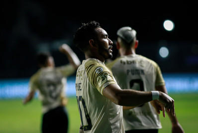Payet recebe prêmio de craque do jogo, mas presenteia outro jogador do Vasco