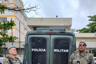 Polícia Ambiental apreende 23 pássaros na Feira de Areia Branca em Belford Roxo