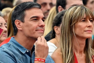 Primeira-dama espanhola é novamente convocada em investigação por corrupção; presidente sai em defesa