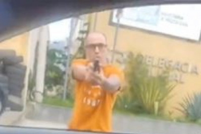 Vídeo mostra confusão entre PM e policial civil na porta de delegacia; entenda o caso