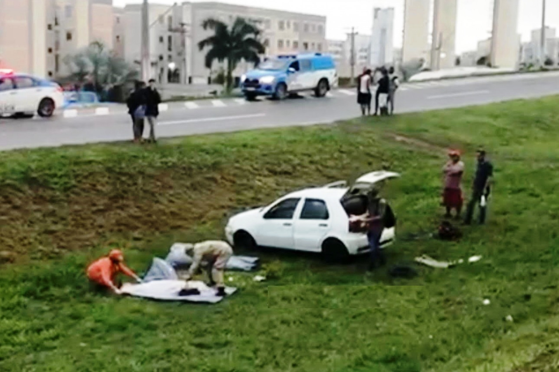 Veículo alvejado durante corrida por aplicativo termina no canteiro central da Linha Azul, em Macaé; ataque deixa dois mortos - Foto: Reprodução