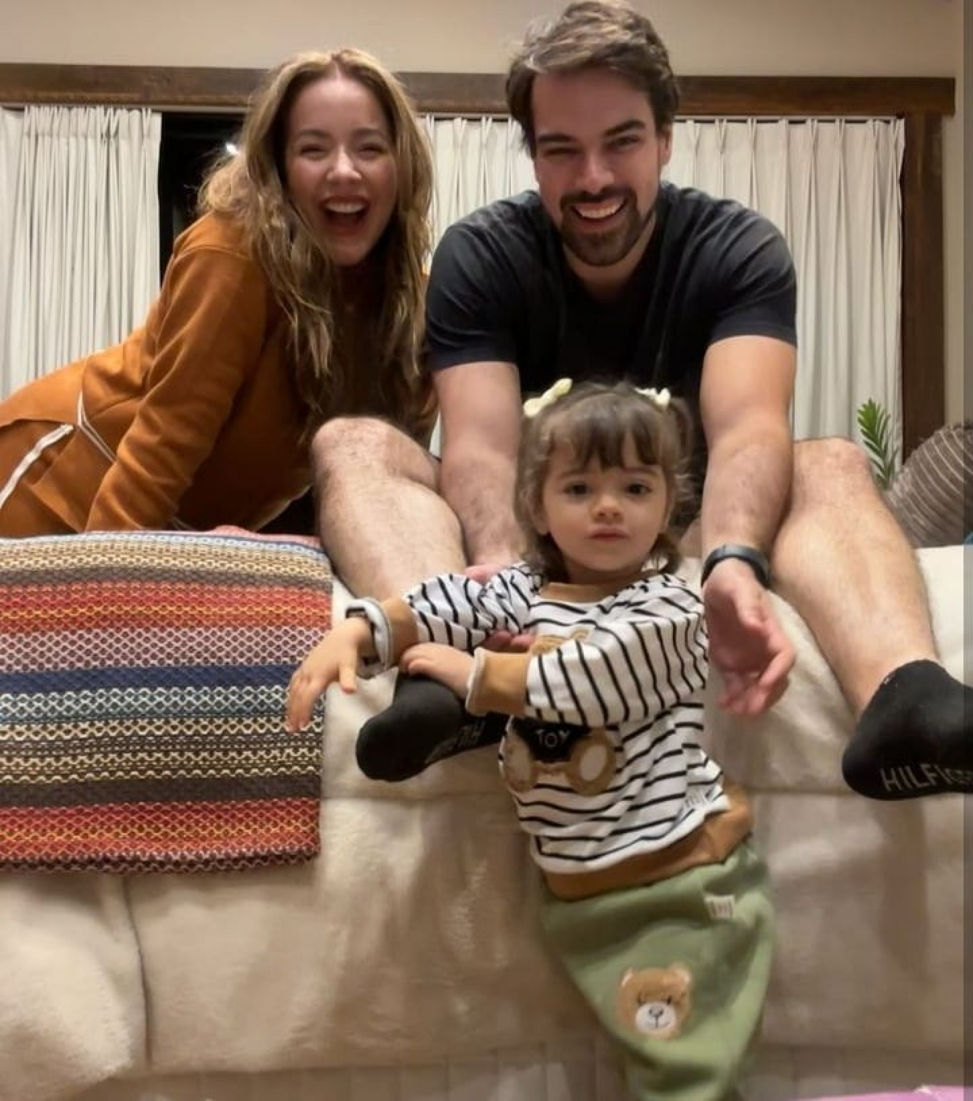 Renata Domínguez, Leandro Gléria e a filha Giulia - Reprodução/Instagram