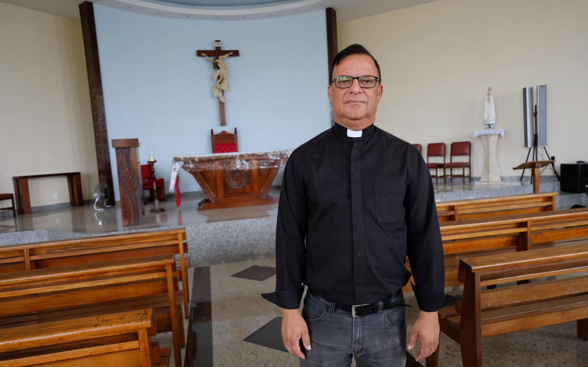 Padre Davemir Andrade, pároco do templo - Pedro Teixeira/Agência O Dia