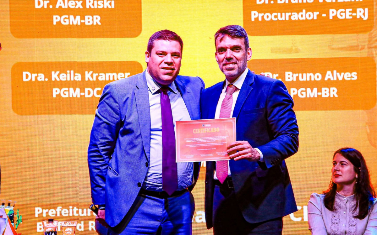 Os procuradores gerais Fabrício Almeida (Belford Roxo) e Daniel Bucar (Rio de Janeiro) palestraram no Congresso