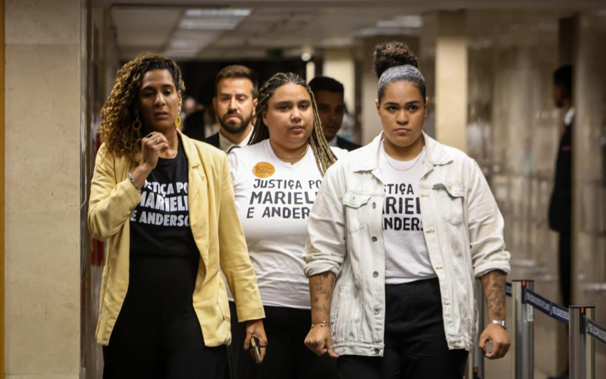 A irmã de Marielle e ministra da Igualdade Racial, Annielle Franco, ao lado da filha da vereadora, Luyara Franco