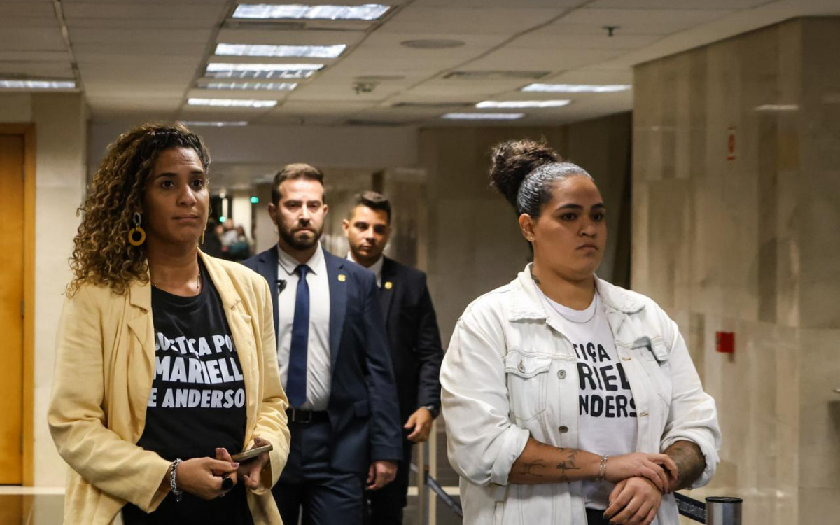 A irmã de Marielle e ministra da Igualdade Racial, Annielle Franco, ao lado da filha da vereadora, Luyara Franco