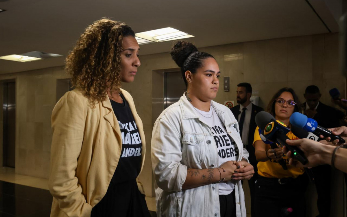 A irmã de Marielle e ministra da Igualdade Racial, Annielle Franco, ao lado da filha da vereadora, Luyara Franco