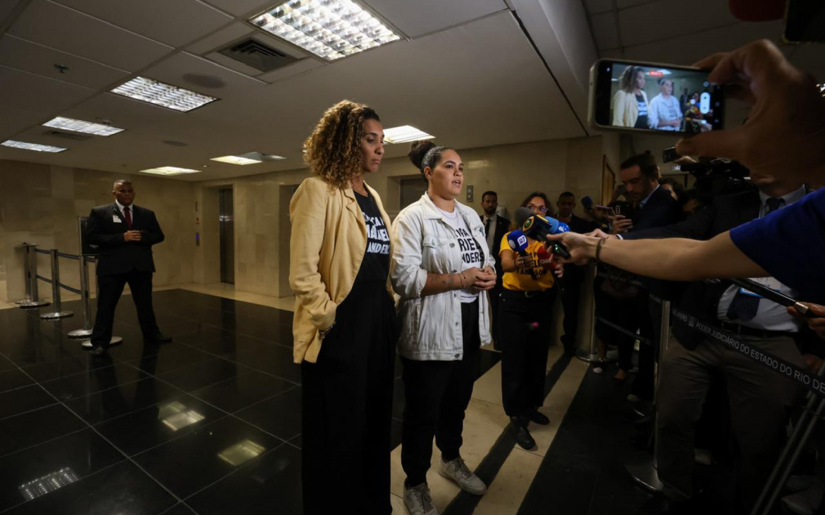 A irmã de Marielle e ministra da Igualdade Racial, Annielle Franco, ao lado da filha da vereadora, Luyara Franco