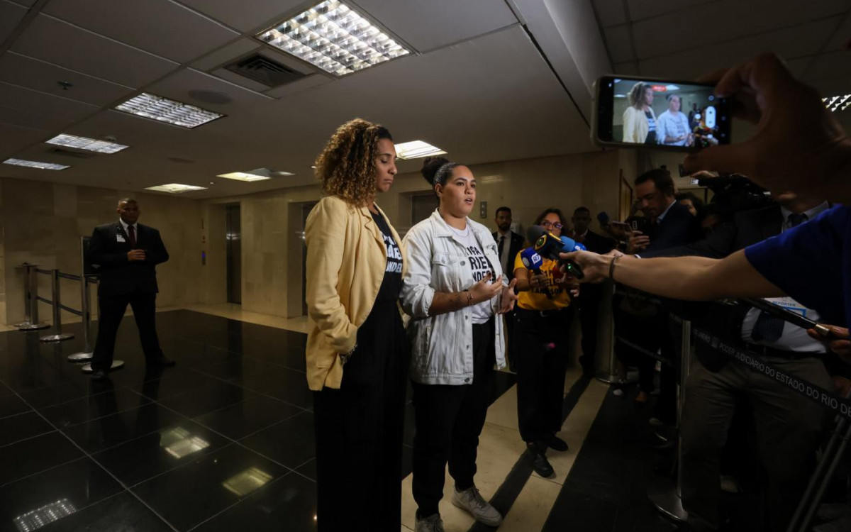 A irmã de Marielle e ministra da Igualdade Racial, Annielle Franco, ao lado da filha da vereadora, Luyara Franco