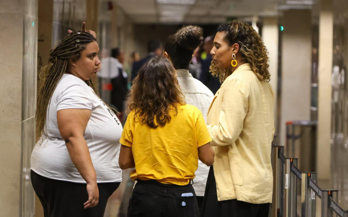 A irmã de Marielle e ministra da Igualdade Racial, Annielle Franco, ao lado da filha da vereadora, Luyara Franco