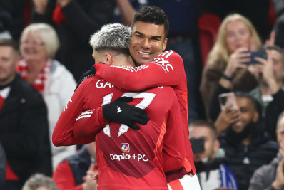 Com dois gols de Casemiro, United bate o Leicester e avança na Copa da Liga Inglesa