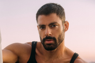 Cauã exibe músculos em foto e ganha elogio de Belo: 'Maravilhoso'