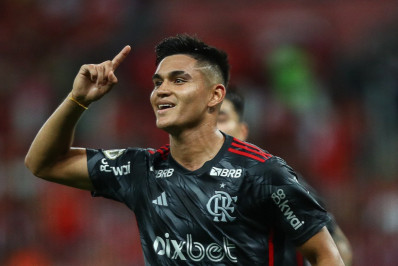 Após perda de gol incrível em empate do Flamengo, Alcaraz avisa: 'Sempre vou tentar'