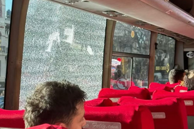 Ônibus com torcedores do Botafogo é apedrejado a caminho do jogo contra o Peñarol