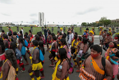 Indígenas marcham em Brasília contra marco temporal