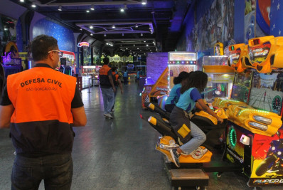 Alunos da rede municipal participam de passeio em shopping