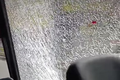 Vídeo: passageiro é atingido por estilhaços após ônibus ser apedrejado em Belford Roxo