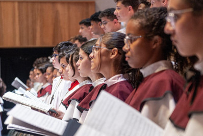 Corais dos Canarinhos de Petrópolis e Orquestra Sinfônica da UFRJ  apresentam o 