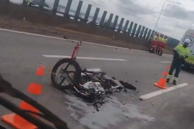Homem morre em acidente entre carro, moto e caminhão na Ponte Rio-Niterói