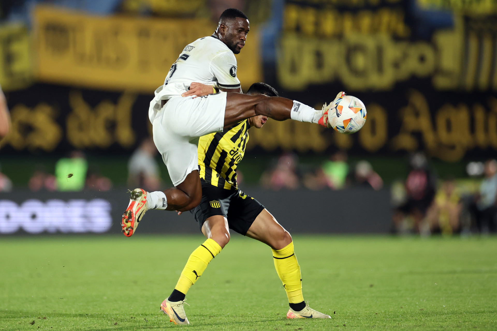 Corte de Bastos em Pe&ntilde;arol x Botafogo - V&iacute;tor Silva/Botafogo