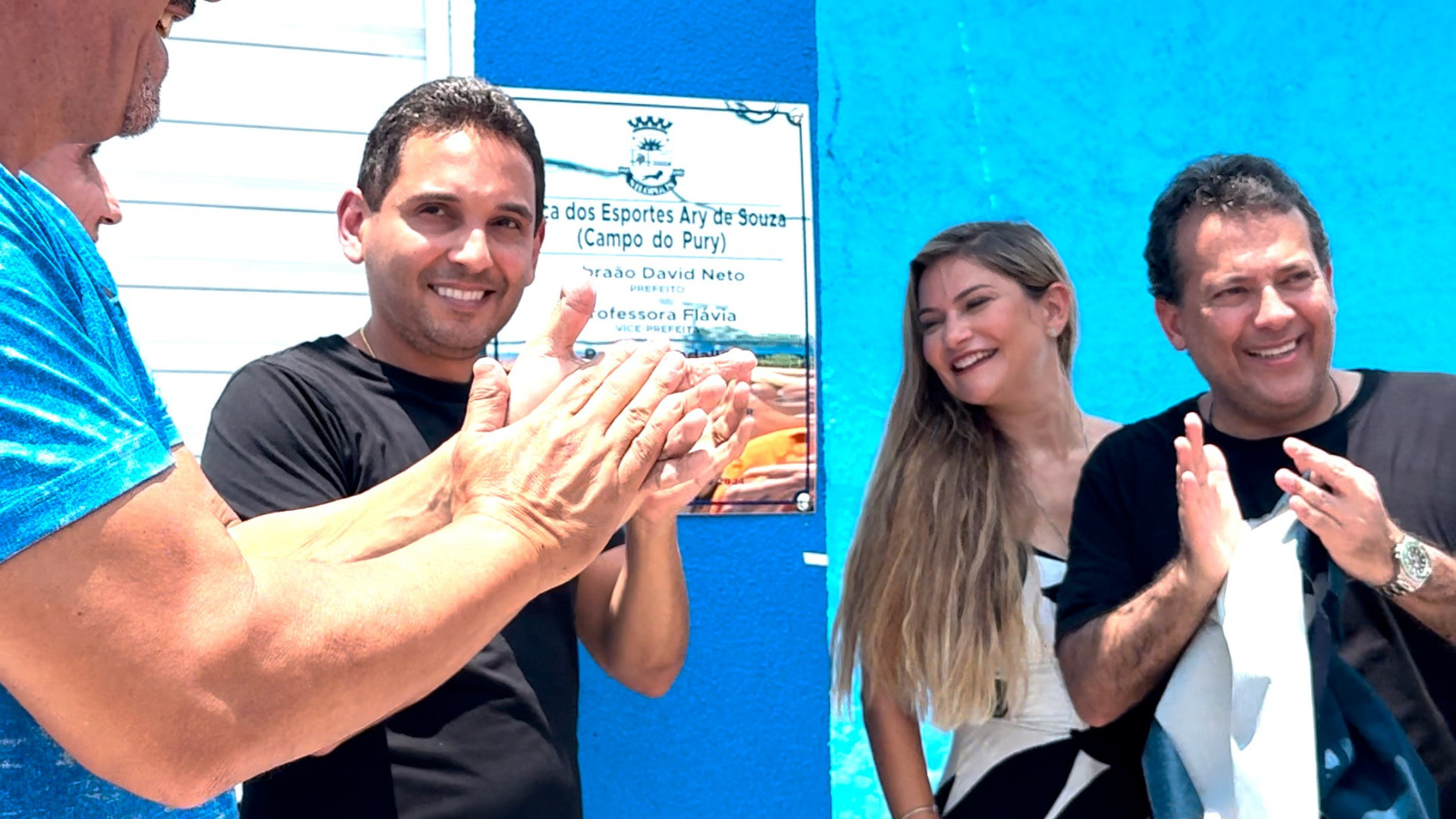 O prefeito Abraãozinho descerra a placa do espaço de lazer, ao lado da vice-prefeita Professora Flávia e dos deputados Ricardo Abrão e Rafael Nobre - Divulgação / PMN