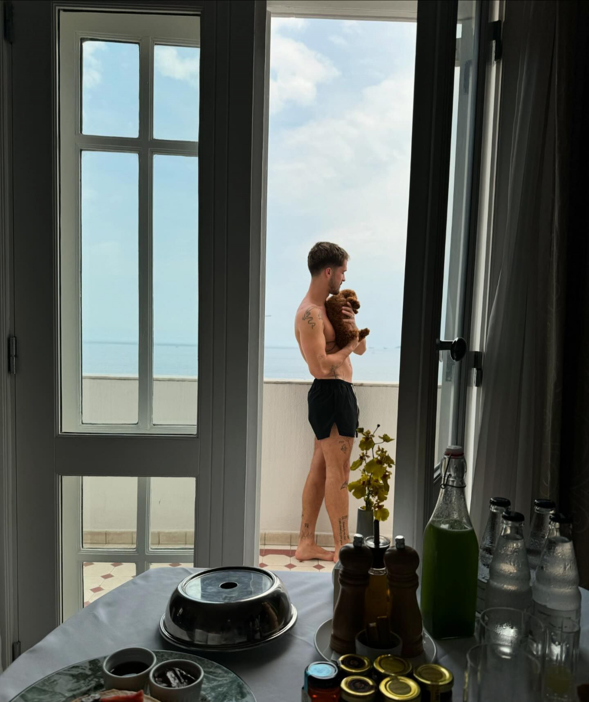 João Guilherme encanta ao posar com o cachorro  - Reprodução / Instagram 