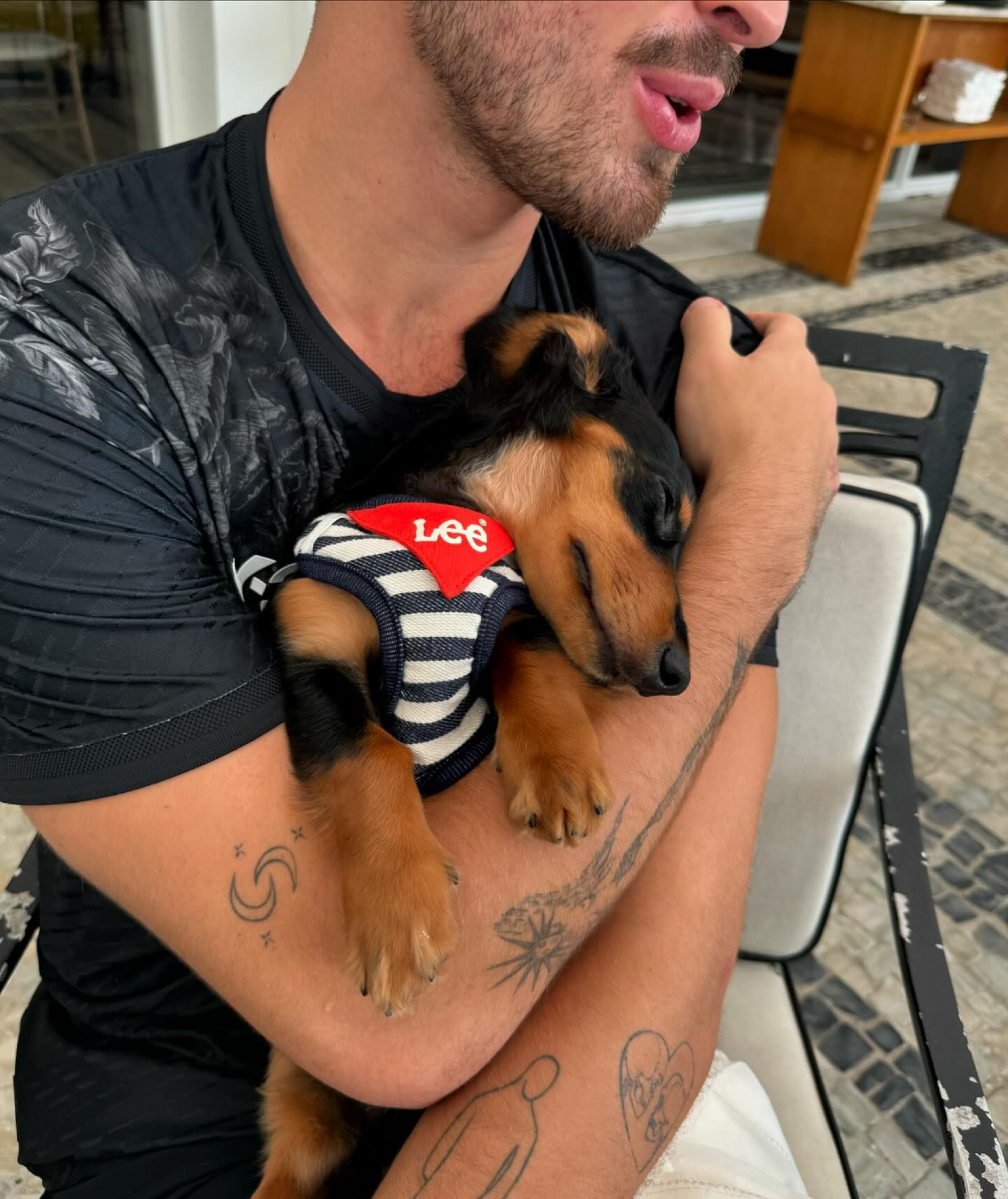 João Guilherme encanta ao posar com o cachorro  - Reprodução / Instagram 