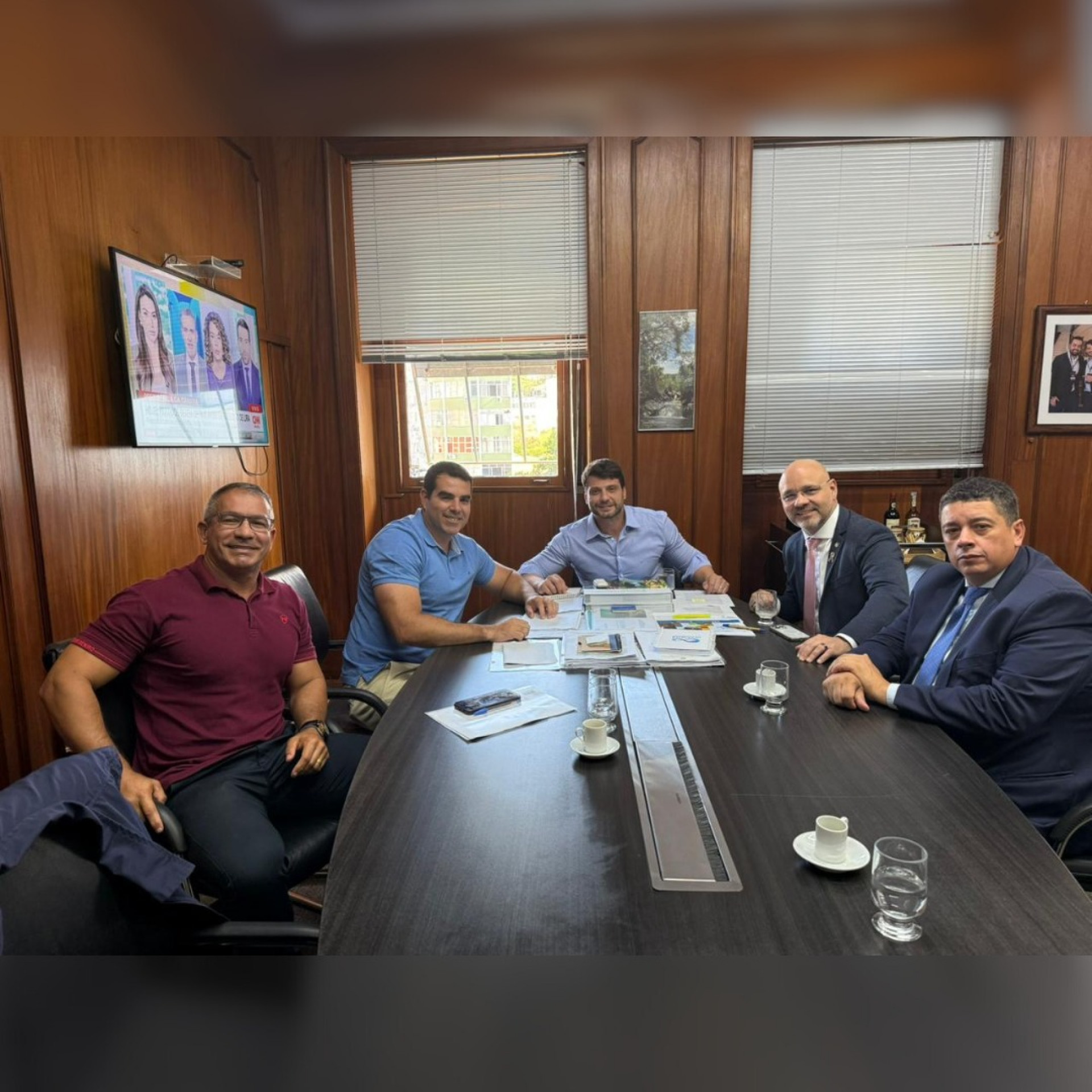 Fabinho Costa, Marcello Costa e membro da equipe de transição em encontro com o Secretário Estadual de Ambiente e Sustentabilidade, Bernardo Rossi, e o Deputado Fred Pacheco