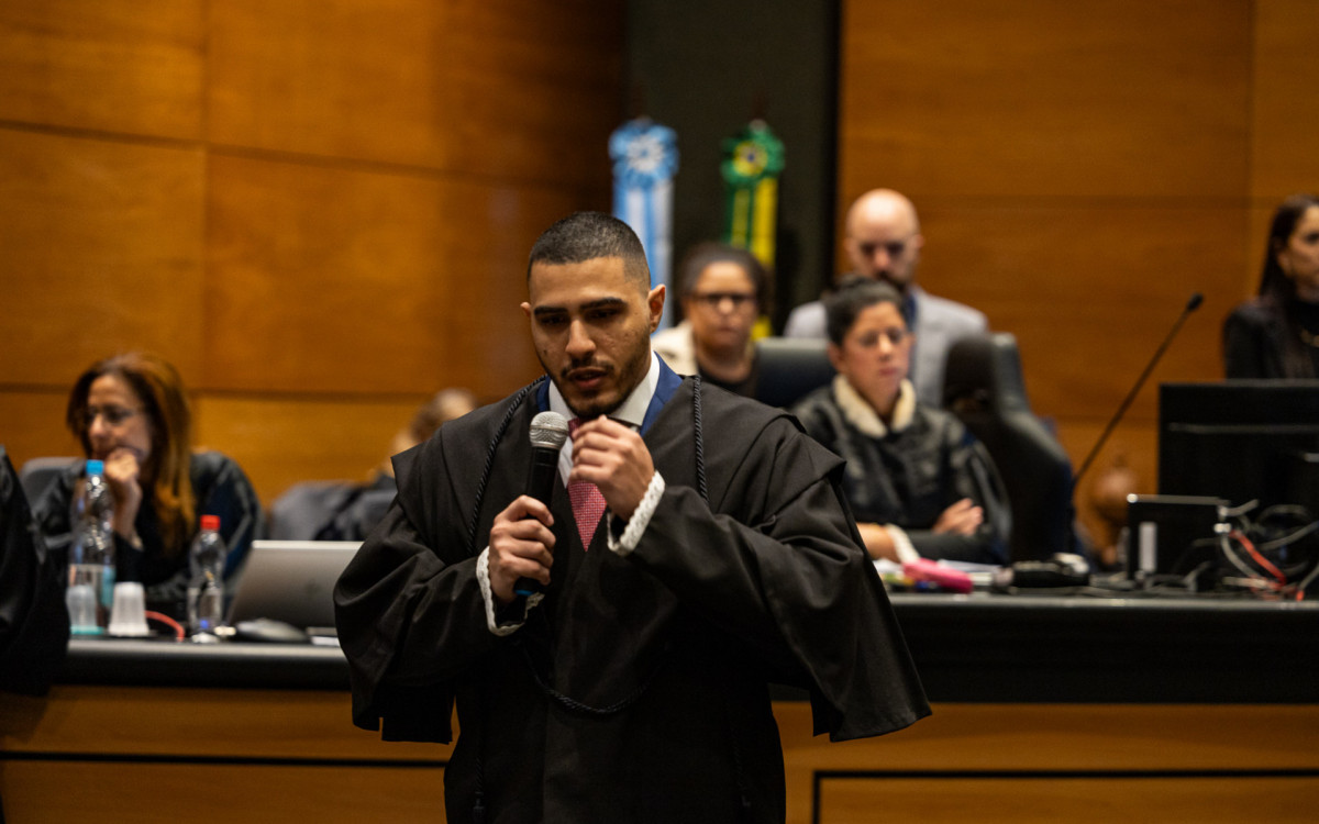 Saulo Carvalho, advogado do ex-PM Ronnie Lessa, no segundo dia de julgamento