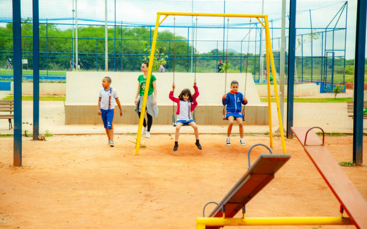 Depois das explicações sobre origens de árvores e hábitos dos animais que vivem naquele habitat, os alunos aproveitaram os brinquedos instalados no local