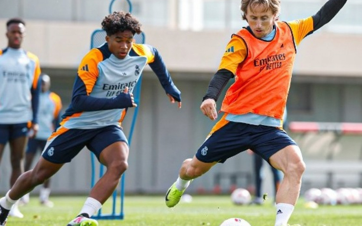 Endrick ao lado de Modric em treino do Real Madrid