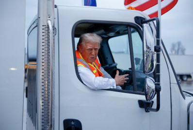 Trump sobe em caminhão de lixo após crítica de Biden a eleitores republicanos; entenda a polêmica