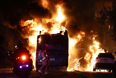 Los Angeles tem lojas saqueadas e ônibus incendiado após final de beisebol nos EUA