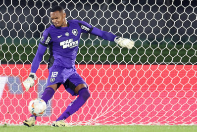 John explica 'cuidado' para não receber cartão em classificação do Botafogo