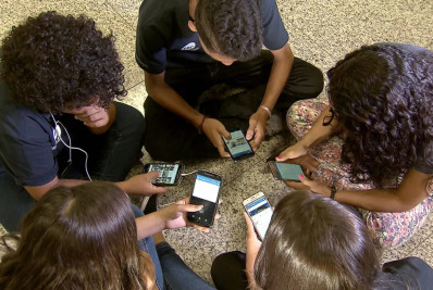 Escolas buscam soluções para regular o uso de celular pelos alunos