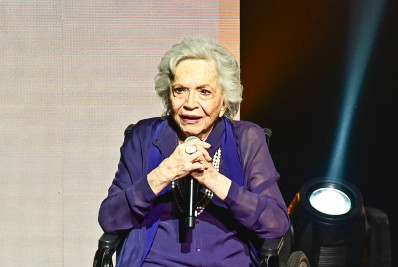 Aos 95 anos, Nathalia Timberg vai às lágrimas ao receber homenagem no Prêmio Bibi Ferreira