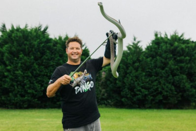 Youtuber ambientalista morre após ser picado por cobra e passar um mês em coma