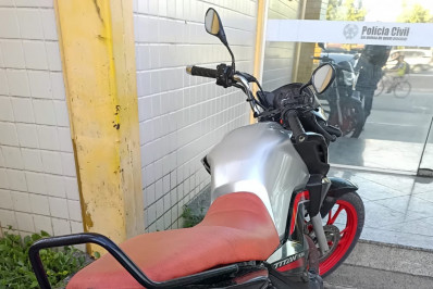 Dupla é flagrada sem capacete em moto roubada em Rio das Ostras