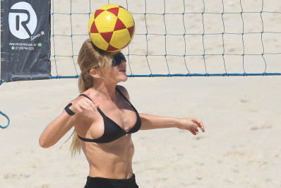 De shortinho preto, Jade Picon joga futevôlei na praia da Barra