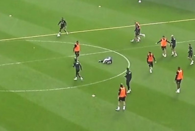 Vídeo: técnico se machuca em treino e precisa de ajuda para deixar o campo