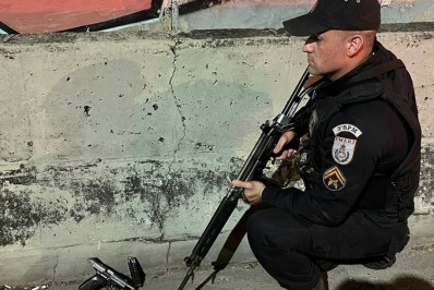 Passageiros de ônibus são baleados durante confronto na Linha Amarela 