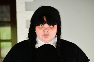 Thais Carla entra no clima de Halloween e usa fantasia de Wandinha  