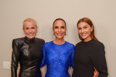 Xuxa se empolga em show de Ivete Sangalo e dança descalça: 'Vivi'