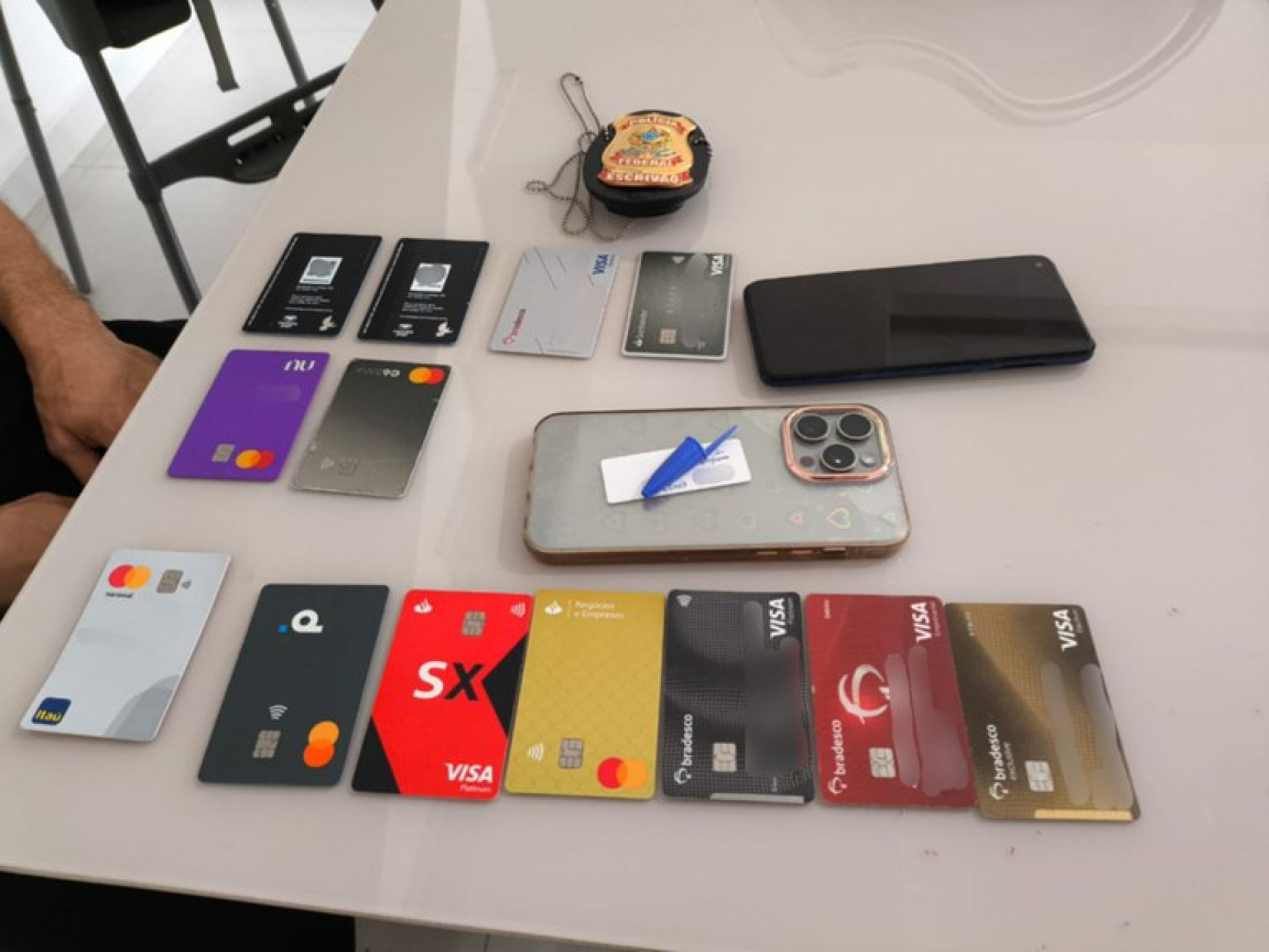 Agentes apreenderam celulares e cartões de créditos usados pela quadrilha, em Campos - Divulgação / PF