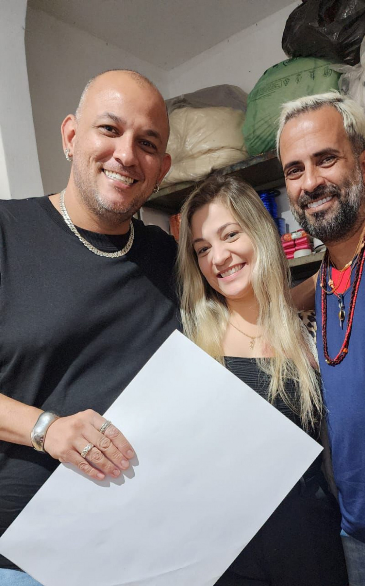 Estilista Tiago Costa (E), coreógrafa Juliana Frathane e carnavalesco Cristiano Bara, durante a entrega do figurino da comissão de frente - Divulgação